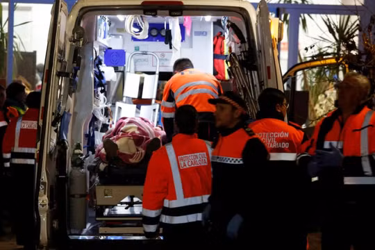 Những người bị ảnh hưởng bởi vụ tai nạn được chuyển đến và điều trị tại Bệnh viện Thành phố Caseta ở thị trấn Adamuz, ngày 18/1. Ảnh: Reuters.