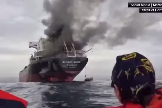 Khói bốc lên từ tàu Mayuree Naree sau khi nó bị trúng đạn. Ảnh cắt từ clip.