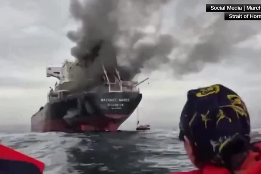 Khói bốc lên từ tàu Mayuree Naree sau khi nó bị trúng đạn. Ảnh cắt từ clip.