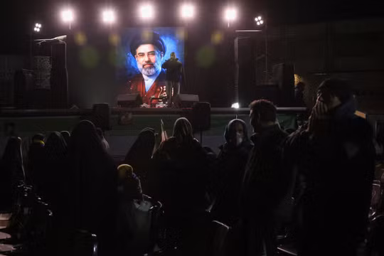 Hình ảnh lãnh tụ tối cao mới của Iran, ông Mojtaba Khamenei, được hiển thị trên màn hình ở Tehran, Iran hôm 9/3. Ảnh: Reuters.