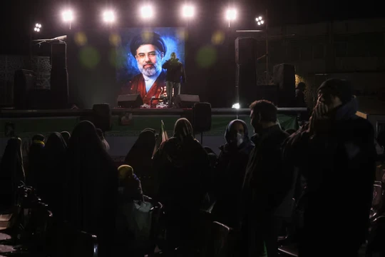 Hình ảnh lãnh tụ tối cao mới của Iran, ông Mojtaba Khamenei, được hiển thị trên màn hình ở Tehran, Iran hôm 9/3. Ảnh: Reuters.