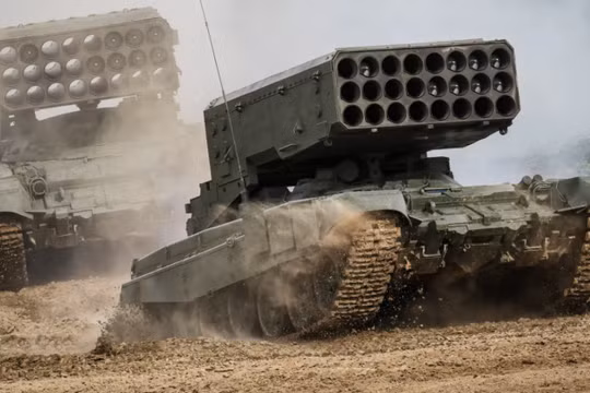 Hệ thống phóng tên lửa TOS-1A của Nga. Ảnh: MW.