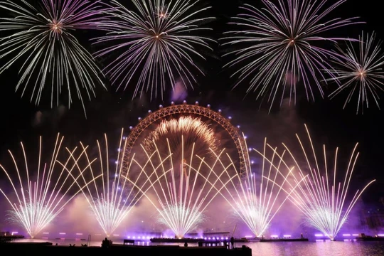 Pháo hoa rực rỡ trên vòng đu quay London Eye để đánh dấu lễ đón năm mới, tại London, Anh, ngày 1/1. Ảnh: Reuters.