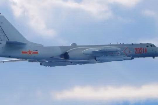 Máy bay trực thăng H-6K gần Đài Loan với 4 tên lửa YJ-12. Ảnh: MW.