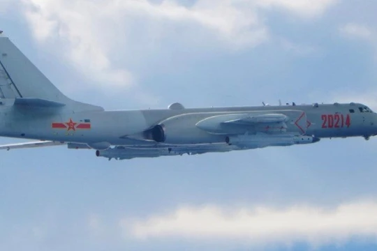 Máy bay trực thăng H-6K gần Đài Loan với 4 tên lửa YJ-12. Ảnh: MW.