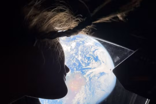 Nữ phi hành gia Christina Koch của NASA nhìn lại Trái đất qua cửa sổ trên tàu vũ trụ Orion. Ảnh: NASA.