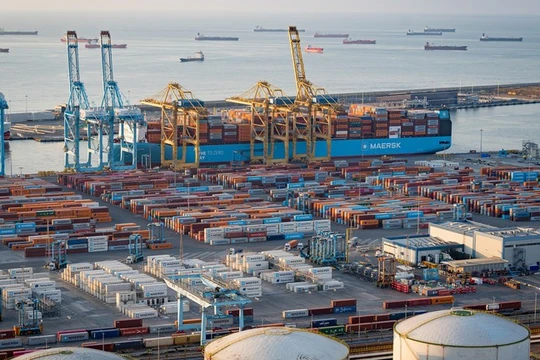 Các container vận chuyển và tàu chở hàng tại cảng Barcelona, ​​Tây Ban Nha. Ảnh: Getty.