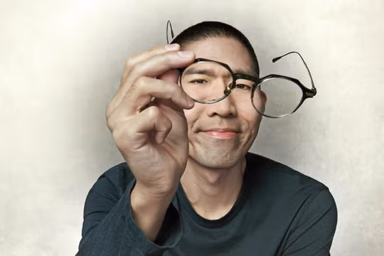 Edwin Chen, nhà sáng lập công ty Surge AI. Ảnh: Forbes.