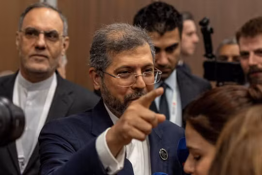 Thứ trưởng Ngoại giao Iran Saeed Khatibzadeh phát biểu trước các phóng viên khi tham dự Diễn đàn Ngoại giao Antalya tại Antalya, Thổ Nhĩ Kỳ ngày 18/4. Ảnh: Reuters.