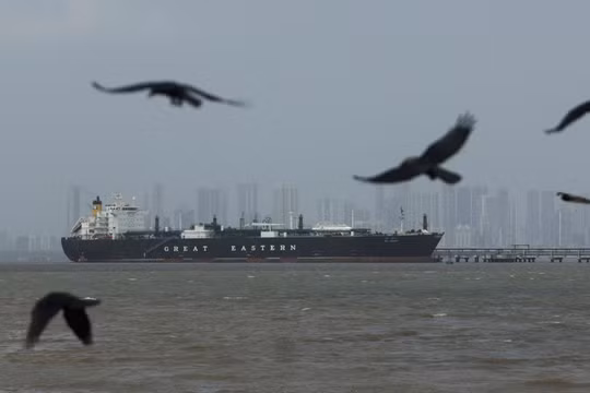 Tàu Jag Vasant vận chuyển khí dầu mỏ hóa lỏng sau khi đi qua eo biển Hormuz. Ảnh: Reuters.