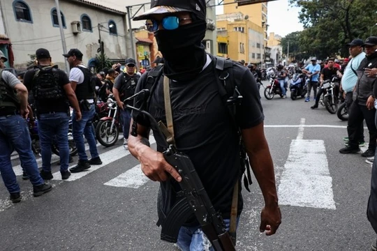 Một thành viên dân quân ủng hộ chính phủ tuần tra trên đường phố Caracas, Venezuela, vào ngày 4/1. Ảnh: Getty.
