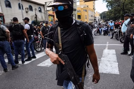 Một thành viên dân quân ủng hộ chính phủ tuần tra trên đường phố Caracas, Venezuela, vào ngày 4/1. Ảnh: Getty.