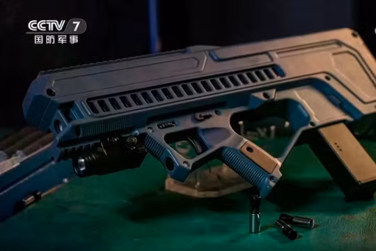 Khẩu súng điện từ cầm tay xuất hiện trên kênh truyền hình nhà nước Trung Quốc. Ảnh: CCTV.