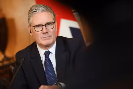 Thủ tướng Anh Keir Starmer và Thủ tướng Nhật Bản Sanae Takaichi (không có trong ảnh) tham dự cuộc họp bàn tròn kinh doanh tại Phố Downing ở London, Anh, ngày 14/6. Ảnh: Reuters.