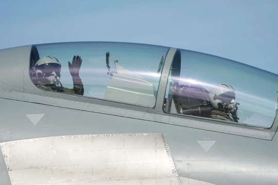 Các phi công lái chiến đấu cơ J-16 chào khán giả trong các hoạt động ngày hội hàng không năm 2025 của Không quân Trung Quốc và Triển lãm Hàng không Trường Xuân tại Trường Xuân, Trung Quốc ngày 19/9/2025. Ảnh: Getty.