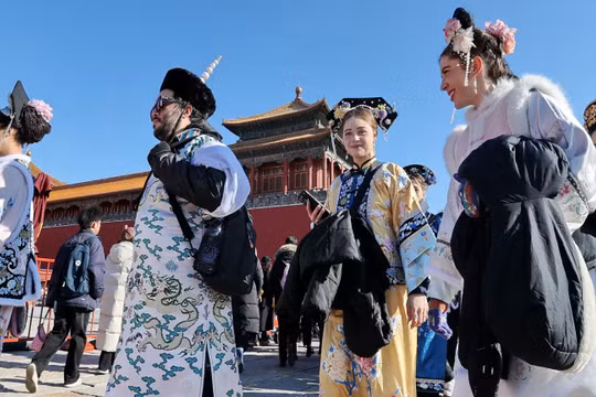 Du khách trong và ngoài nước trong trang phục truyền thống Trung Quốc tham quan Bảo tàng Cung điện ở Bắc Kinh, Trung Quốc, ngày 10/1. Ảnh: Getty.