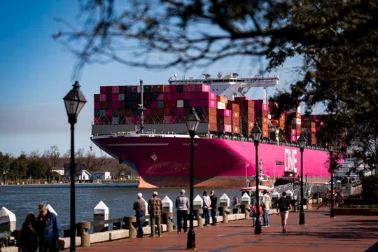 Tàu container Ocean Network Express, có nguồn gốc từ Nhật Bản, đang neo đậu trên sông Savannah ở Savannah, Georgia, Mỹ ngày 12/2. Ảnh: Getty.