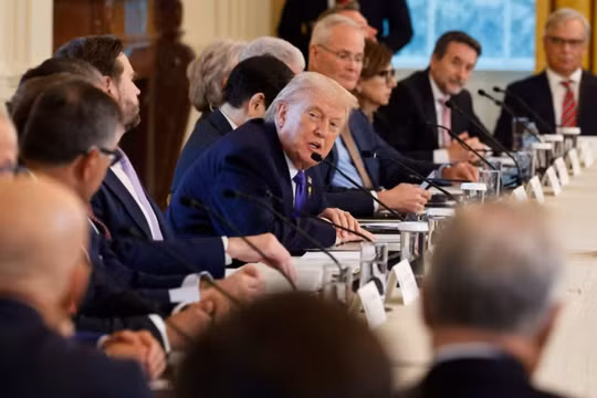 Tổng thống Mỹ Donald Trump phát biểu trong cuộc họp với các lãnh đạo ngành dầu khí tại Phòng Đông của Nhà Trắng hôm 9/1. Ảnh: Getty.