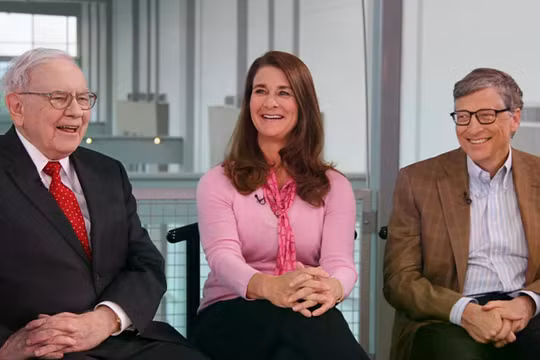 Warren Buffett, Bill và Melinda Gates gặp gỡ tại một sự kiện. Ảnh: CNBC.