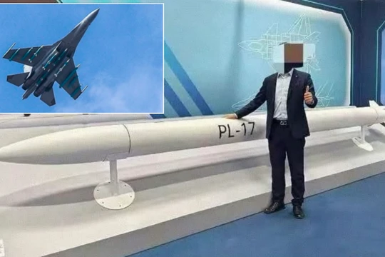 Tên lửa PL-17 và máy bay chiến đấu J-16 trang bị tên lửa PL-17. Ảnh: MW.