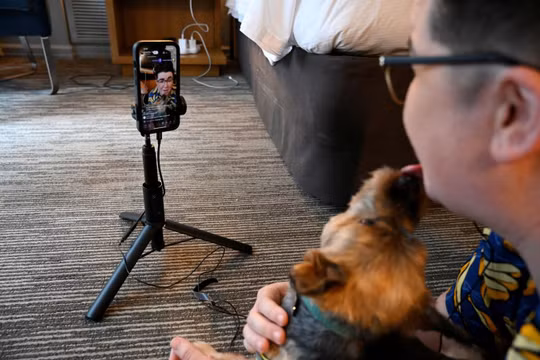 Người có sức ảnh hưởng trên mạng xã hội (Influencer) Vitus "V" Spehar quay một video dành cho hàng triệu người theo dõi. Ảnh: Reuters.