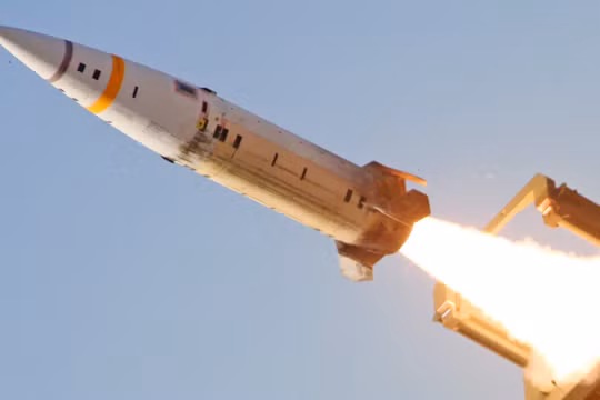 Cảnh phóng tên lửa đạn đạo ATACMS. Ảnh: MW.