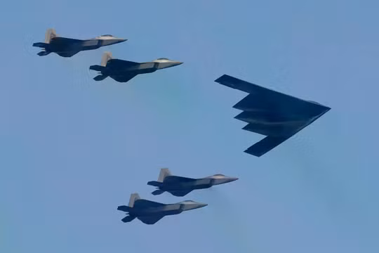 Một máy bay ném bom tàng hình B-2 Spirit của Northrop Grumman được hộ tống bởi 4 máy bay chiến đấu F-35. Ảnh: Getty.