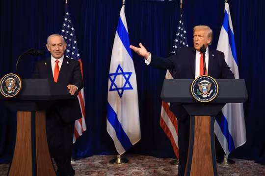 Tổng thống Mỹ Donald Trump đã đề cập đến các cuộc tập trận quân sự của Trung Quốc xung quanh Đài Loan trong một cuộc họp báo với Thủ tướng Israel Benjamin Netanyahu tại khu nghỉ dưỡng Mar-a-Lago của ông ở Florida hôm 29/12. Ảnh: AFP.