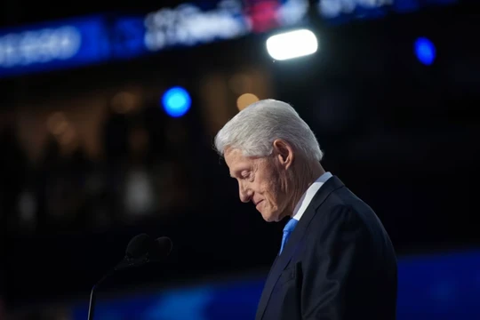 Cựu Tổng thống Mỹ Bill Clinton phát biểu trên sân khấu trong ngày thứ ba của Đại hội toàn quốc đảng Dân chủ vào ngày 21/8/2024 tại Chicago, Illinois. Ảnh: Getty.