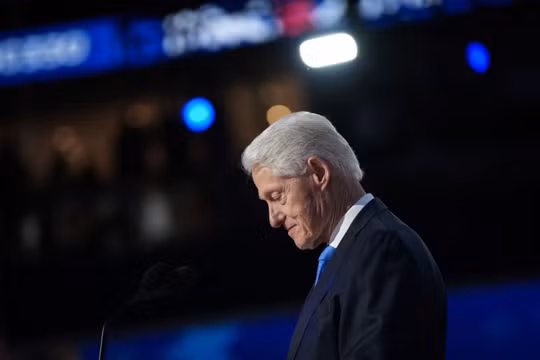 Cựu Tổng thống Mỹ Bill Clinton phát biểu trên sân khấu trong ngày thứ ba của Đại hội toàn quốc đảng Dân chủ vào ngày 21/8/2024 tại Chicago, Illinois. Ảnh: Getty.