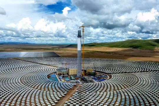 Một nhà máy nhiệt điện mặt trời dạng tháp công suất 100 MW tại huyện Amdo, thành phố Nagqu, Khu tự trị Tây Tạng, tây nam Trung Quốc. Ảnh: People's Daily.