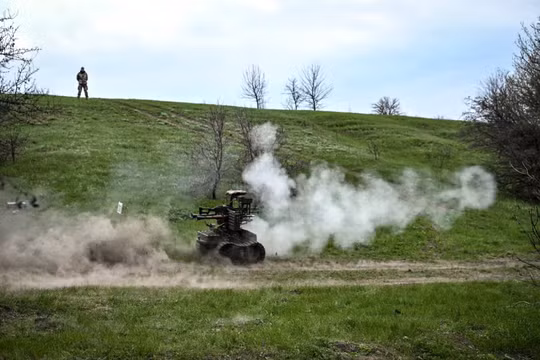 Một binh sĩ Ukraine quan sát các hoạt động thử nghiệm drone trên mặt đất tại một trường huấn luyện vào ngày 10/4. Ảnh: Getty.