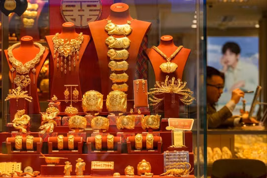 Các sản phẩm vàng được trưng bày trong một cửa hàng trang sức ở Trung Quốc. Ảnh: SCMP.