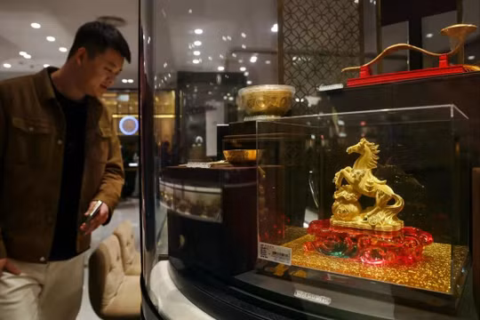 Các vật phẩm trang trí làm bằng vàng được trưng bày tại một cửa hàng trang sức ở Bắc Kinh vào ngày 28/1. Ảnh: EPA.