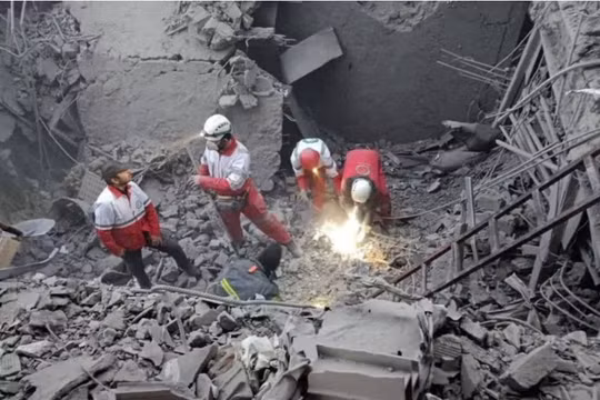 Các thành viên của Hội Trăng lưỡi đỏ Iran đang làm việc tại hiện trường một vụ tấn công gần nhà thờ Hồi giáo Hosseinieh Azam Zanjan ở Zanjan, Iran ngày 31/3. Ảnh: Reuters.