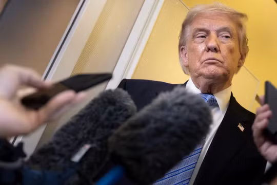 Tổng thống Donald Trump nói chuyện với các phóng viên trên chuyên cơ Không lực Một sau khi rời sân bay quốc tế Bắc Kinh vào ngày 15/5, trên đường trở về Mỹ. Ảnh: AFP.