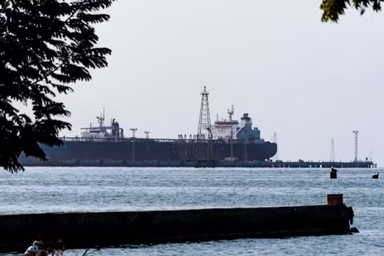 Một tàu chở dầu đậu ở ngoài khơi Port Jose, Venezuela, vào tháng 11/2025. Ảnh: Reuters.