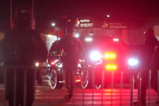 Cảnh tượng bên ngoài Trung tâm Giam giữ Metropolitan vào hôm 3/1 khi Tổng thống Venezuela Nicolas Maduro bị áp giải đến. Ảnh: Getty.