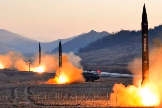 Tên lửa đạn đạo tầm trung Hwasong-7 của Triều Tiên được phóng thử nghiệm. Ảnh: MW.