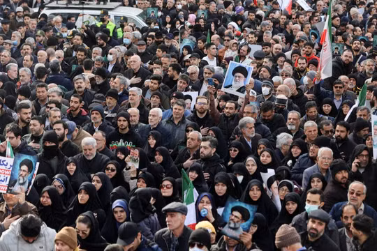 Người dân tham dự lễ tang của các thành viên lực lượng an ninh thiệt mạng trong các cuộc biểu tình nổ ra do sự sụp đổ giá trị đồng tiền ở Tehran, Iran, ngày 14/1. Ảnh: Reuters.