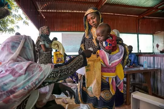 Tổ chức Save the Children cho biết bạo lực lan rộng, các cuộc tấn công vào cơ sở hạ tầng dân sự và sự sụp đổ của các dịch vụ y tế thiết yếu đang đặt hàng triệu bà mẹ và trẻ sơ sinh ở Sudan vào nguy hiểm. Ảnh: Reuters.