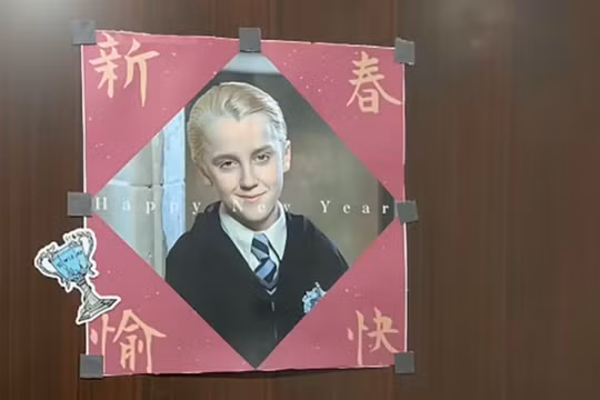 Một người dùng mạng xã hội Trung Quốc khoe tấm áp phích chúc mừng năm mới có hình Malfoy mà cô ấy dán trên cửa nhà mình. Ảnh: Douyin.