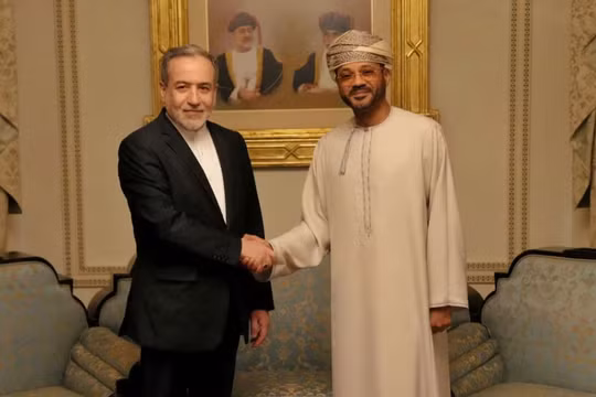 Ngày 6/2, Ngoại trưởng Iran Abbas Araghchi gặp Ngoại trưởng Oman Sayyid Badr Albusaidi tại Muscat, Oman. Ảnh: Reuters.