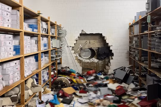 Hình ảnh được cảnh sát công bố ngày 30/12 cho thấy một lỗ hổng lớn trên tường sau khi những tên trộm khoan vào két sắt của ngân hàng tiết kiệm Sparkasse ở Gelsenkirchen, Đức, ngày 29/12. Ảnh: X.