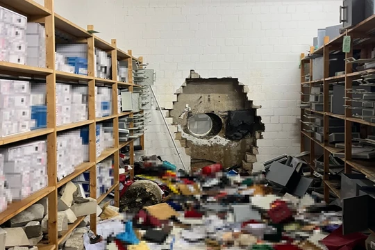 Hình ảnh được cảnh sát công bố ngày 30/12 cho thấy một lỗ hổng lớn trên tường sau khi những tên trộm khoan vào két sắt của ngân hàng tiết kiệm Sparkasse ở Gelsenkirchen, Đức, ngày 29/12. Ảnh: X.