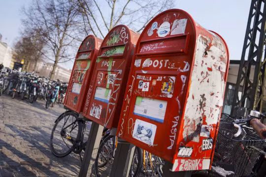 Các hộp thư đã bị dỡ bỏ trên khắp Đan Mạch. Ảnh: EPA.