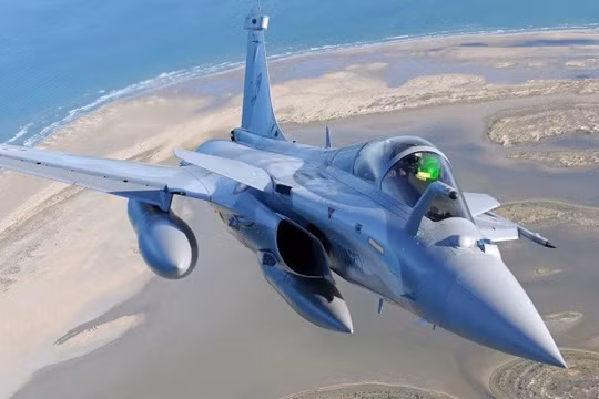 Máy bay Rafale mang tên lửa hạt nhân ASMP-A (bên trái) và vụ nổ hạt nhân. Ảnh: MW.