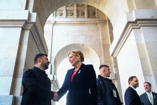 Chủ tịch Quốc hội Đức Julia Kloeckner chào đón Tổng thống Ukraine Volodymyr Zelensky trước thềm cuộc hội đàm tại Hạ viện Đức ở Berlin, ngày 15/12. Ảnh: Reuters.