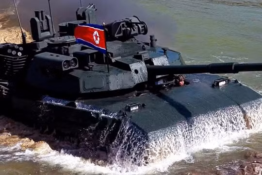 Xe tăng chiến đấu chủ lực Chonma 20 của Triều Tiên trong cuộc tập trận ngày 19/3. Ảnh: MW.