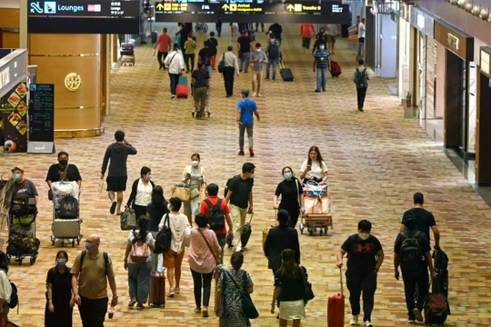 Hành khách đi bộ qua khu vực quá cảnh của Sân bay Quốc tế Changi ở Singapore. Ảnh: AFP.